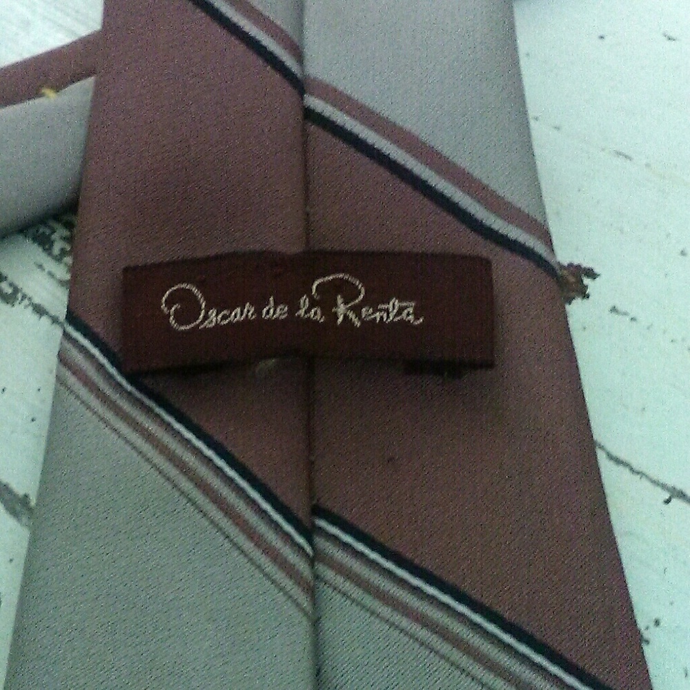 Flawed Oscar de la Renta tie